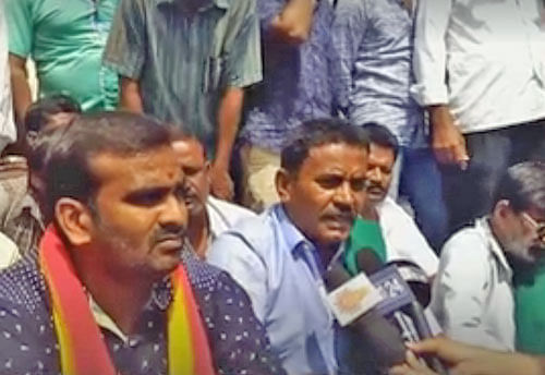 Farmers burnt effigies of Tamil Nadu Chief Minister Jayalalitaa and urged Chief Minister Siddaramaiah not to discharge water as the State is reeling under a severe drought. Video grab