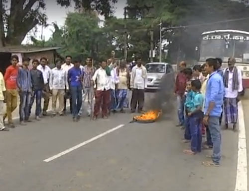 Following reports of protest by farmers in Karnataka, particularly in Mandya and Maddur areas, a few kms from Mysore, against releasing of water to Tamil Nadu. Video grab