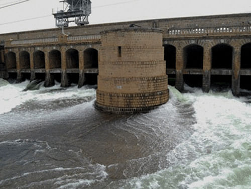 As farmers and others hit the streets protesting the apex court directive to release 15,000 cusecs of water per day for next ten days to the neighbouring state, the Cauvery Hitarakshana Samithi (Cauvery protection committee) called for a bandh today in Mandya, the hotbed of Cauvery politics. PTI file photo