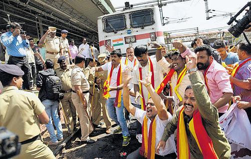 Railway police disperse Karnataka Rakshana Vedike activists, who staged a protest in front of Bengaluru-Chennai Brindavan Express at the Sangolli Rayanna City Railway Station in Bengaluru.  dh Photo