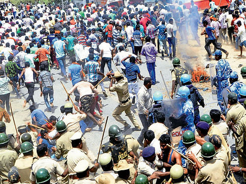 Police lathicharge the protesting farmers who tried to barge into the KRS reservoir in Srirangapatna  taluk of Mandya district on Friday.  dh photo