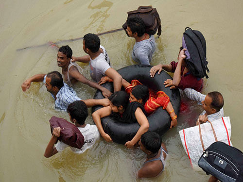 Residents shift from the flood-hit Pant Nagar locality in Gaya. PTI