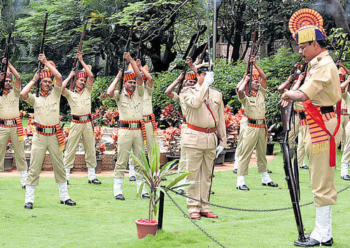 KSRP personnel pay gun salute to Forest staffers, who lost their lives while on duty, on the occasion of Forest Martyrs' Day at Aranya Bhavan in the city on Sunday. Dh Photo
