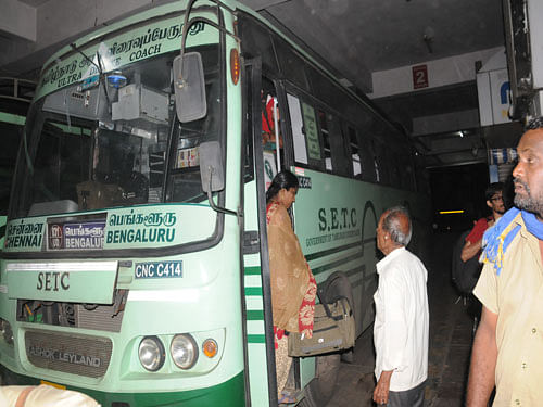 People, especially young IT employees in Bengaluru, who got stuck after they came for vacation, came in large numbers to the Chennai bus terminus and took their respective buses to reach Karnataka. DH File Photo for representation.
