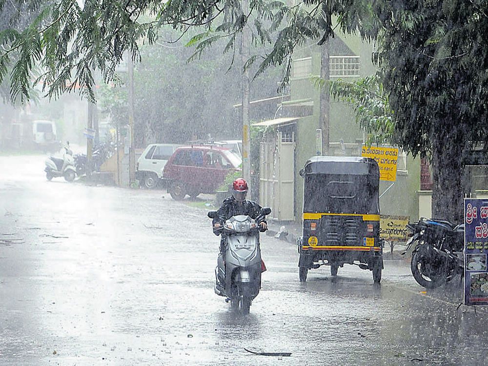 Commuters were put to hardship due to heavy rain in Shivamogga. DH photo
