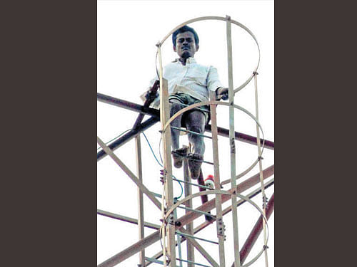 Prakash threatens to jump to death if Cauvery water release to Tamil Nadu is not stopped immediately. DH photo