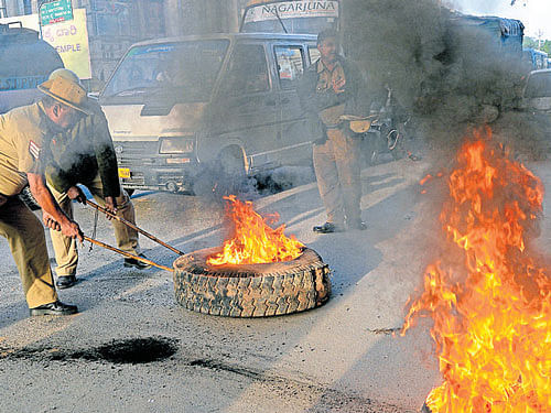 The National Human Rights Commission (NHRC) observed that authorities should have prepared themselves to tackle the situation in the aftermath of the Supreme Court's verdict on the Cauvery water-sharing dispute. dh file photo