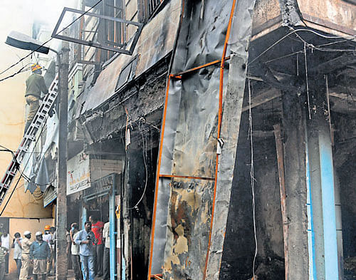 A five-storey electrical shop-cum-godown on BVK Iyengar Road in Chickpet, which was gutted on Friday. DH Photo