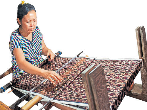 Loom stories A woman weaving the 'ikat geringsing'.