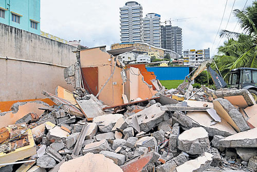 The authorities began the demolition drive at Mookambikanagar and razed houses  that had encroached upon the rajakaluve and the Hosakerehalli lakebed on Saturday.  DH