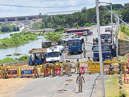 Bus,lorry services to Karnataka suspended for 12th day. DH file photo