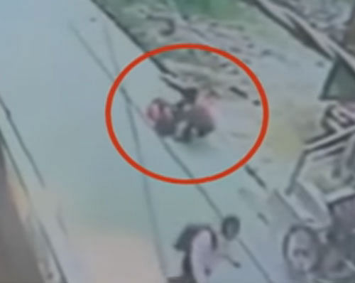The accused, identified as Surender Singh, carried out the frenzied attack when the victim, Karuna, was walking through the area at 9 AM.  She was a teacher at Novel Reaches School, police said. screen grab
