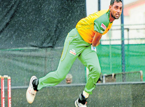 IN FULL SWING: Bijapur Bulls' Abhimanyu Mithun in action against Mangalore United on Wednesday. DH PHOTO