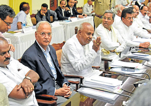 JD(S) state president H D Kumaraswamy, Chief Secretary  Arvind Jadhav, JD(S) supremo H D Deve Gowda,  Chief Minister Siddaramaiah, Water Resources Minister  M B Patil and others at the all-party meeting on the Cauvery row in Bengaluru on Wednesday. DH Photo/S K Dinesh