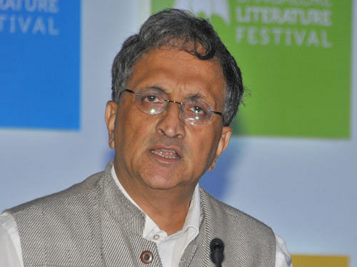 Guha said Indian pluralism is fragile as Indian republic is never far away from a communal right. DH File Photo.