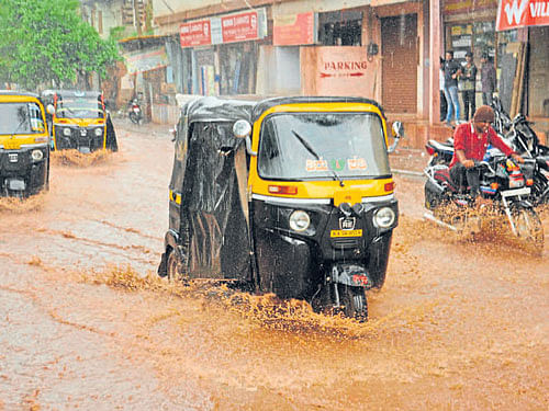 Vehicles caught in heavy rains on the main road near Ambedkar Circle in Bidar on Thursday.  DH Photo