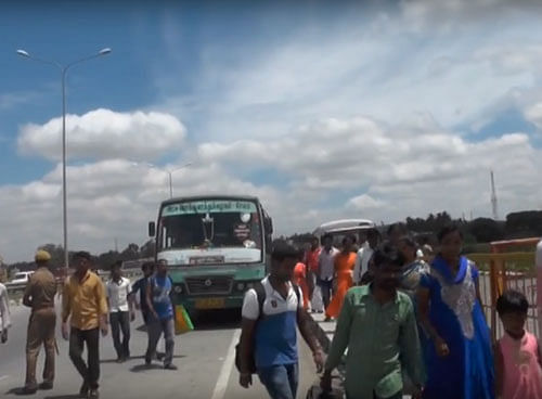 Fearing violence Karnataka police are stopping state buses on the border. For the same reason Tamil Nadu police is not allowing their buses to enter Karnataka.