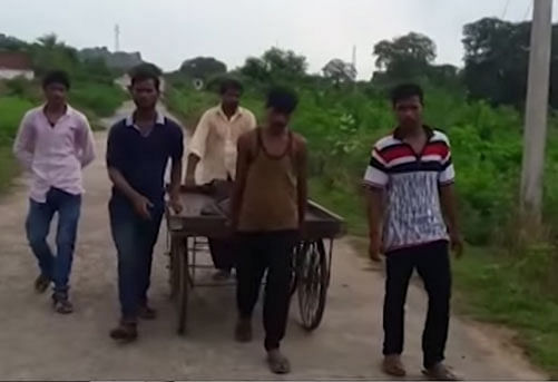 A video showing Suraj, who is a labourer belonging to Madinashah locality, carrying the body of his 70-year-old father Tulsiram who died in the district hospital yesterday, in a hand cart went viral in the social media today.