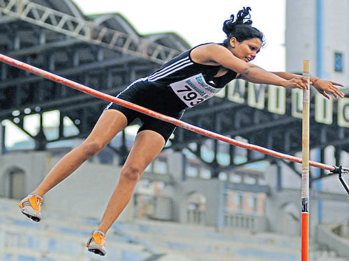 up and over: Khyati Vakharia has overcome a serious knee injury to be the leading lady on the Indian pole vault scene. dh photo/ kishor kumar bolar