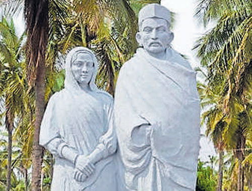 Sculptures of Mahatma Gandhi and Kasturba Gandhi at the sculpture park in Arasikere. PHOTO BY AUTHOR