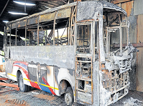 The private AC bus which was completely gutted in a major fire that broke out at a scrapyard next to the bus service station on Vinayaka Layout Main Road at Nayandahalli in the early hours on Tuesday. DH PHOTO