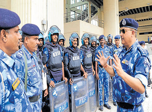 A senior officer briefs the Rapid Action Force personnel stationed at Mysuru Road Metro station on Tuesday in view of the Cauvery water sharing case hearing in the Supreme Court. DH PHOTO