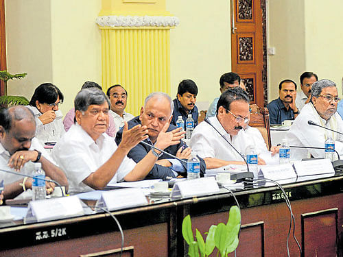 Leader of theOpposition in the Assembly Jagadish Shettar (second fromleft) makes a point during the all-partymeeting on the Cauvery issue at the Vidhana Soudha on Wednesday. JD(S) leaderH D Kumaraswamy, Chief Secretary Arvind Jadhav, Union Minister for Statistics and Programme ImplementationD V Sadananda Gowda, Chief Minister Siddaramaiah. DH photo