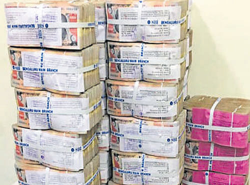 A part of the Rs 43 crore seized from the house of one of the trustees of Vydehi Institute of Medical Sciences in the city . DH PHOTO