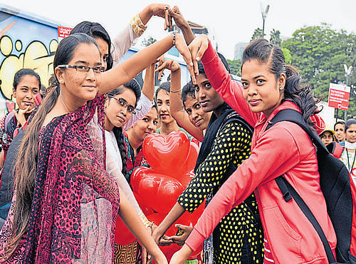 Students participate in a rally organised by Thathagat Heart Care Centre in front of Freedom Park to mark World Heart Day on Thursday. DH PHOTO