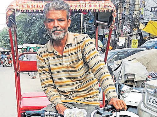 Rickshaw puller empowers himself with e-rickshaw
