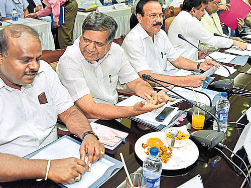 JD(S) state president H D Kumaraswamy and BJP leader  Jagadish Shettar at the all-party meeting held at Vidhana Soudha to discuss the Cauvery water dispute on Saturday.  Union minister D V Sadananda Gowda, minister M B Patil, Chief Minister Siddaramaiah and others are seen. DH Photo
