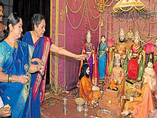 Artiste Anu Visweswar explains about the doll decoration on the 'Putrakameshti Yaga' theme  to actor B Saroja Devi at the Dasara Gombe Habba organised by the Bharatiya Vidya Bhavan on Saturday. DH PHOTO