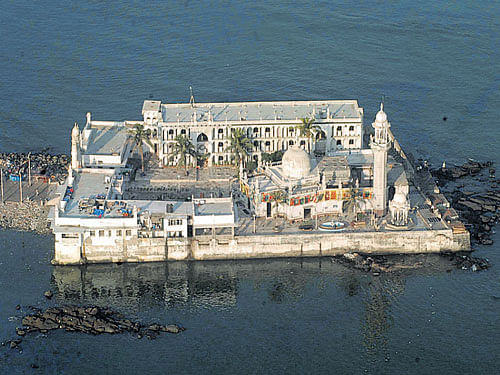 The High Court on August 26 had held that the ban imposed by the Dargah Trust, prohibiting women from entering the sanctum sanctorum of the Haji Ali Dargah, contravened Articles 14, 15 and 25 of the Constitution and said women should be permitted to enter the sanctum sanctorum like men. DH FIle Photo