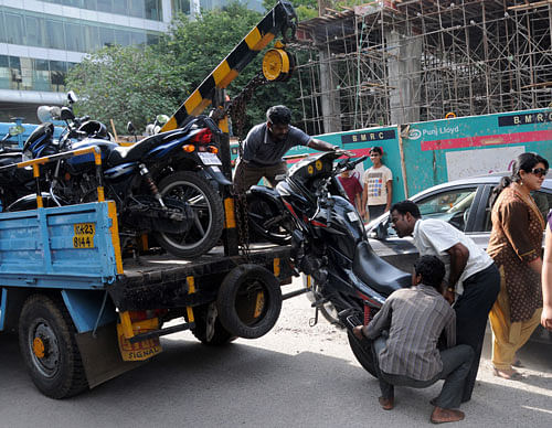 R Hithendra, Additional Commissioner of Police (Traffic), sees a slight reduction in roadside parking at a few places, while urban mobility experts claim that introducing pay-and-park system would ease traffic. DH File Photo