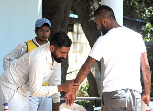Nice one mate: Robin Uthappa (left) checks out KL&#8200;Rahul's tattoo during Karnataka's training session at the RSI ground on Thursday. DH PHOTO