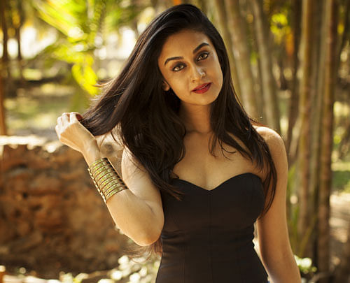 Aishwarya Arjun made her film debut in the Tamil film industry with 'Pattathu Yaanaiin' in 2013. The young lady is clear that she wants to work on only one or two projects at a time and not rush into signing too many projects. She is also playing a substantial role in another Tamil film 'Kadhalin Pon Veedhiyil.' Aishwarya is making her debut in the Kannada film industry with 'Prema Baraha' which her father Arjun Sarja has scripted and directing. She plays the role of a journalist in the film. The actor is also a trained jazz, hip-hop and salsa dancer. She also began learning kathak recently.