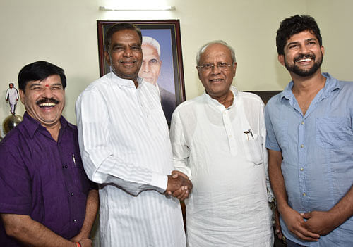 BJP&#8200;leaders S&#8200;A&#8200;Ramdas, G&#8200;M&#8200;Siddeshwar and Pratap Simha called on V&#8200;Srinivas Prasad at his Mysuru residence soon  after he was dropped from the Siddaramaiah ministry in June this year. DH file photo