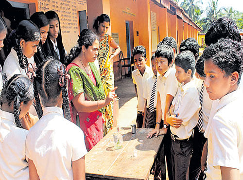 ENGAGING Akaanksha team teaching Science through experiments in the schools of Dakshina Kannada.