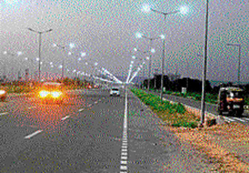 Following the examples of US and Europe, the pink city installed the first  320 street lights along Mahal Road