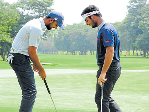 friendly touch: Khalin Joshi (left) offers some putting tips to Shubhankar&#8200;Sharma during the practice round at the KGA on Tuesday. dh photo/ srikanta sharma r