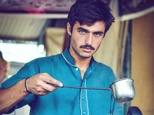 Arshad, 18, hails from Kohat and has been making chai at Itwar Bazaar (Sunday Bazaar) in Islamabad for three months now. He has never been to school. image courtesy: twitter