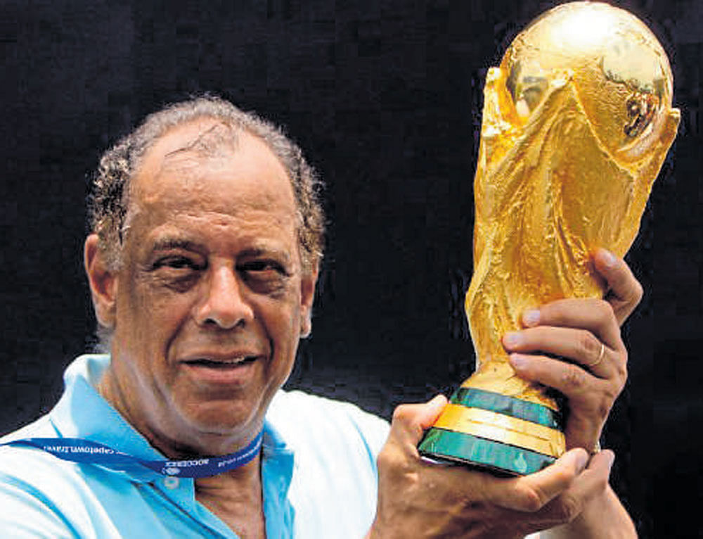 master Carlos Alberto with the FIFA World Cup in 2014. AFP