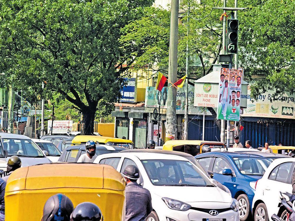 MISLEADING Dysfunctional traffic lights in the city are adding to the chaos. DH PHOTO