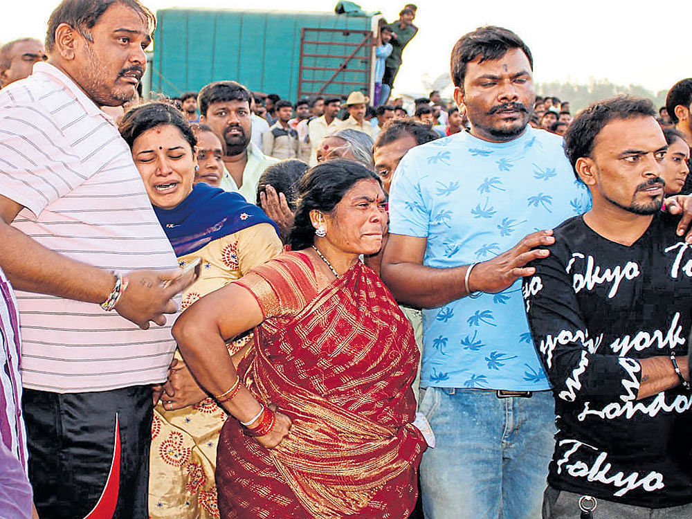 The grief-stricken relatives and film crew at the Thippagondana Halli reservoir, where rescue operations are on to trace the two actors, who drowned while shooting for a Kannadamovie 'Masti Gudi' near the city on Monday. DH PHOTO