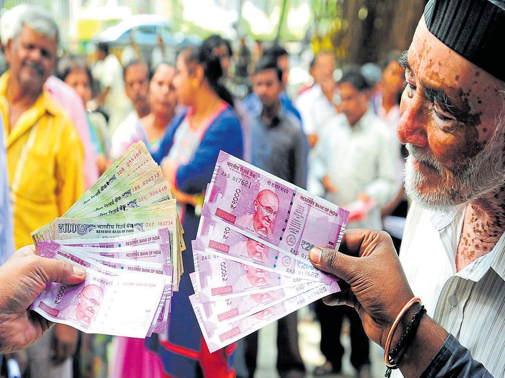 Some peoplewere lucky to lay their hands on the new Rs 2,000-rupee notes, others were content with the good, old 100-rupee notes