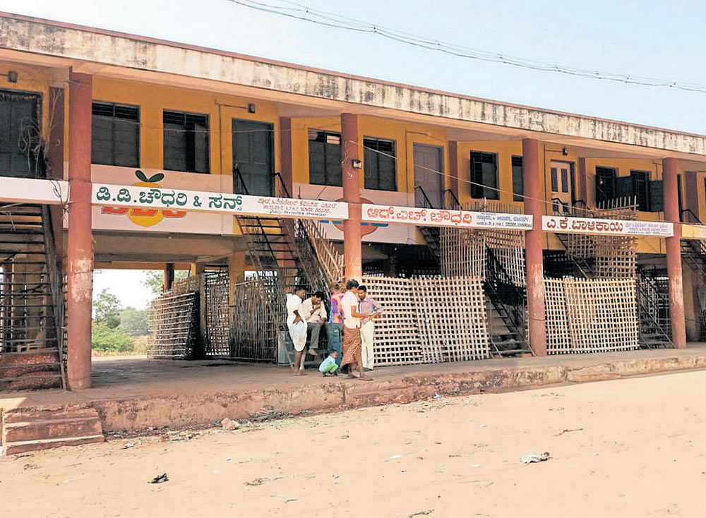 The onion market in Bagalkot wears a deserted look on Saturday. DH&#8200;photo