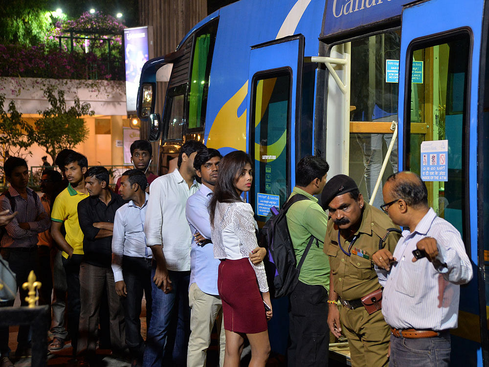 Around 800 people withdrew cash from Canara Bank's mobile ATM stationed at MG Road on Sunday evening. dh photo