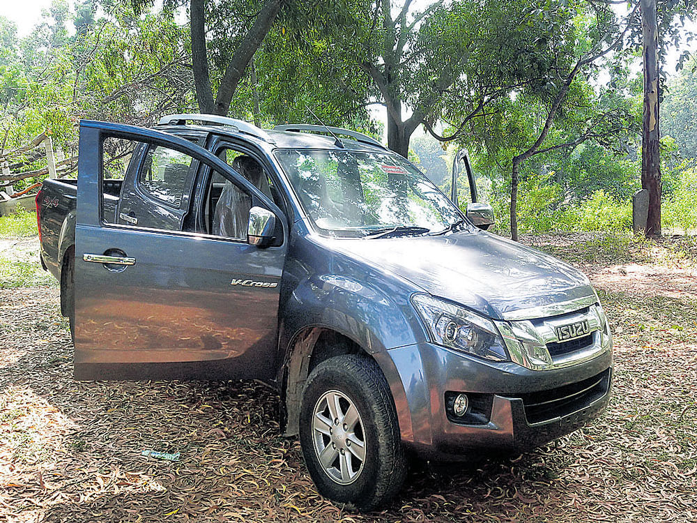 Seeing this big machine lumber up to you in traffic certainly makes the eyes grow wider. However, the lack of parking sensors or a reverse camera is not very pleasant for the driver trying to squeeze into a tight parking spot! Isuzu D Max V Cross is an Adventurous Utility Vehicle (AUV), part of a rare segment that we see in India.