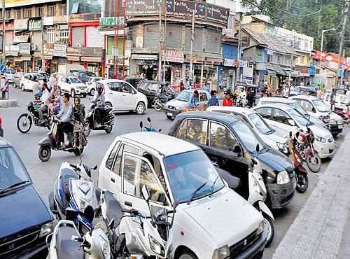 The effect of the strike was visible on the roads across Kashmir as there was less traffic compared to last two days, when the Valley was bustling with activity after 133 days of unrest triggered by the killing of Hizbul Mujahideen militant Burhan Wani in an encounter by security forces on July 8. PTI file photo