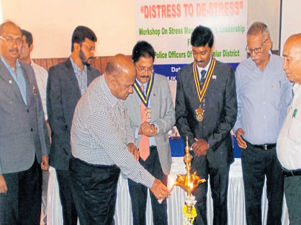 Human resource development expert M S&#8200;Raghu inaugurates a workshop on combating stress for police officials in Chikkamagaluru. DH photo